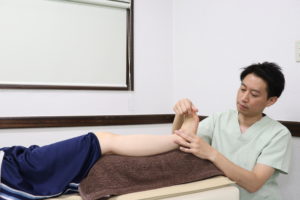 足底腱膜炎に対する手技療法を行なっている写真