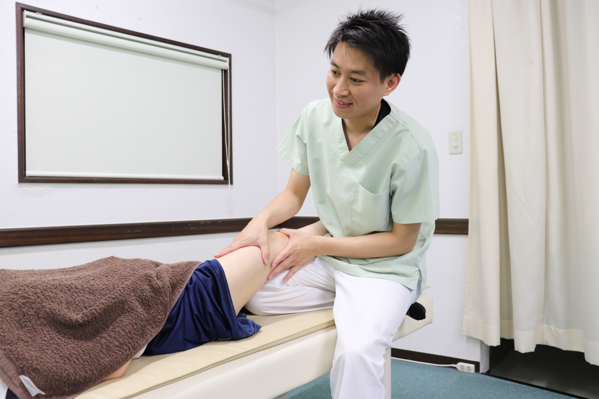 大分ごとう整骨院で膝の施術を行なっている画像