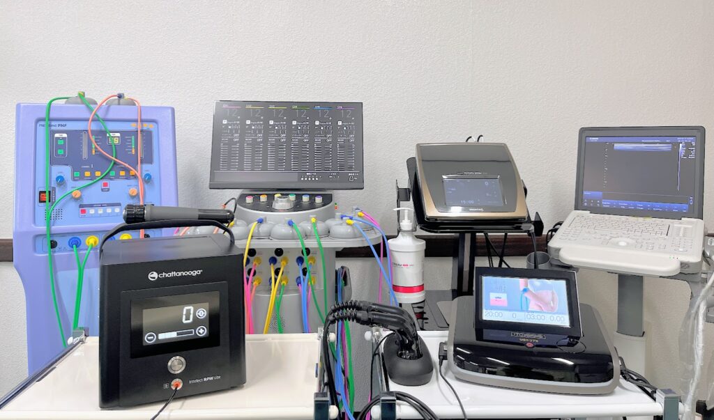 左上から低周波、高周波（ハイボルト）、ラジオ波温熱、エコー観察装置、手前左から拡散型衝撃波、超音波｜大分ごとう整骨院に揃う物理療法機器の写真