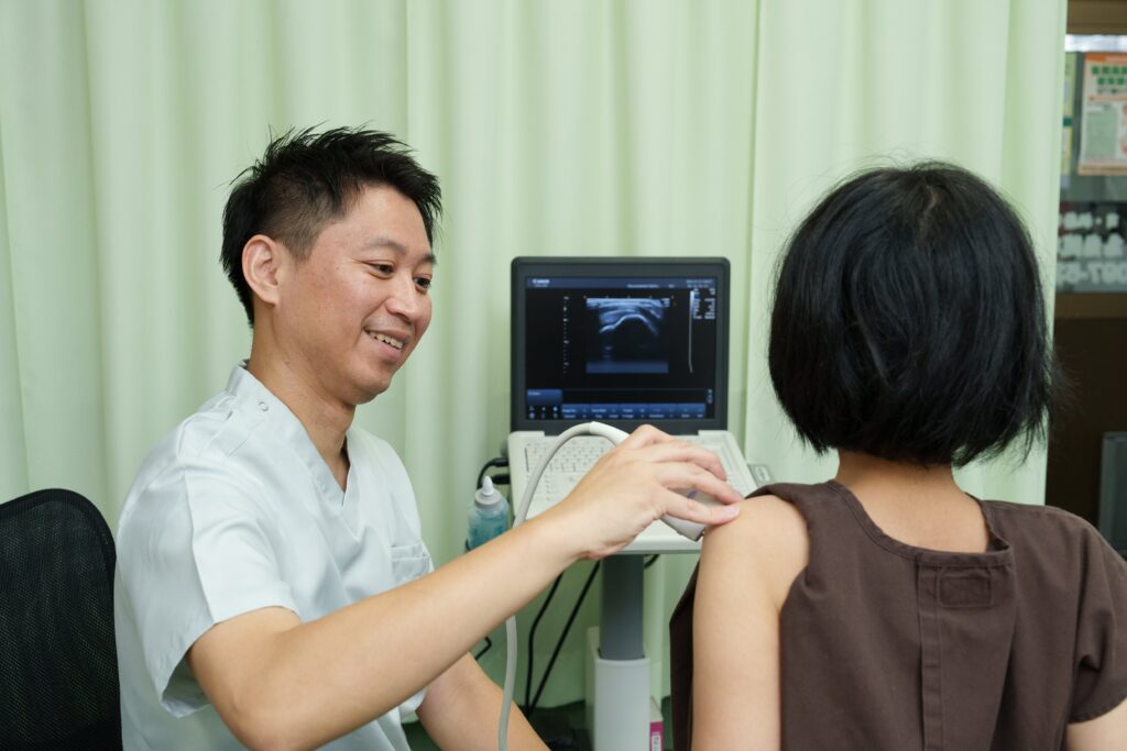 大分ごとう整骨院で肩のエコー観察をしている画像