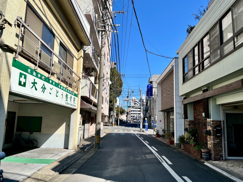 大分ごとう整骨院前の塩九升通り｜整骨院の前には寺司陶器さんがあります