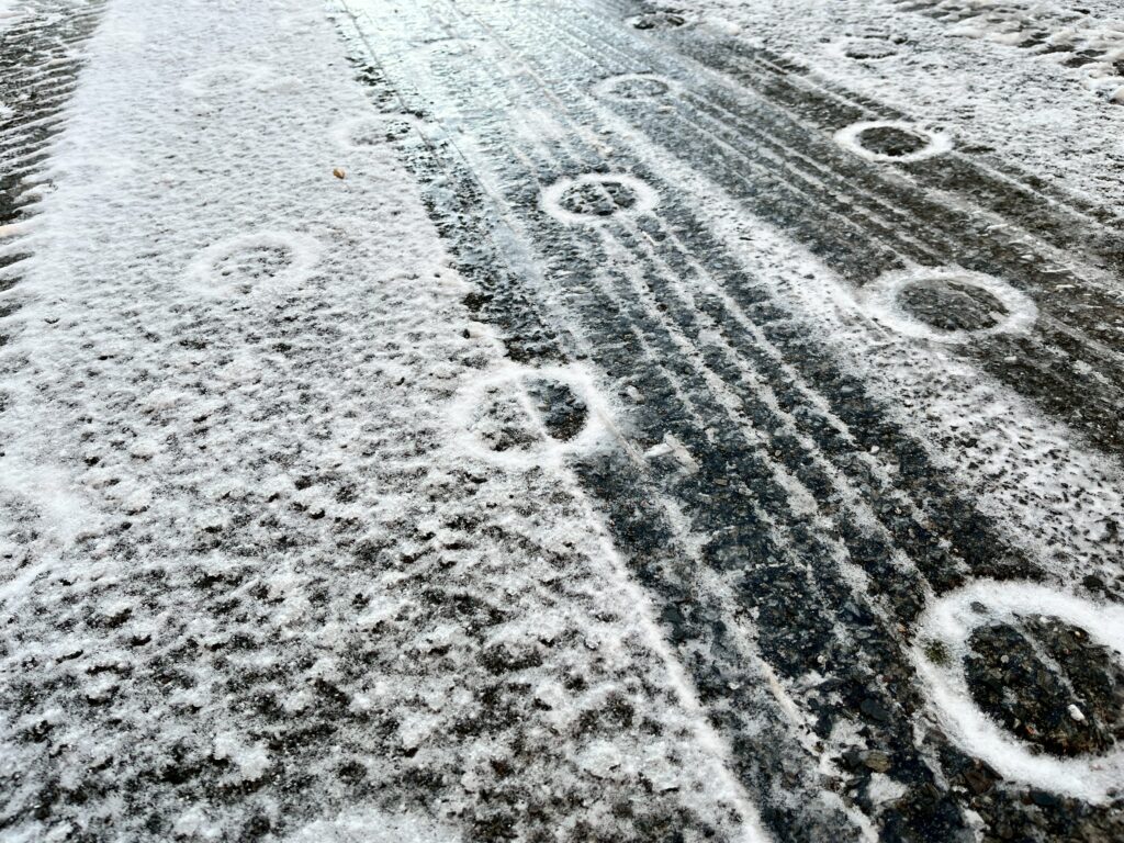 大分市内の路上に積もった雪