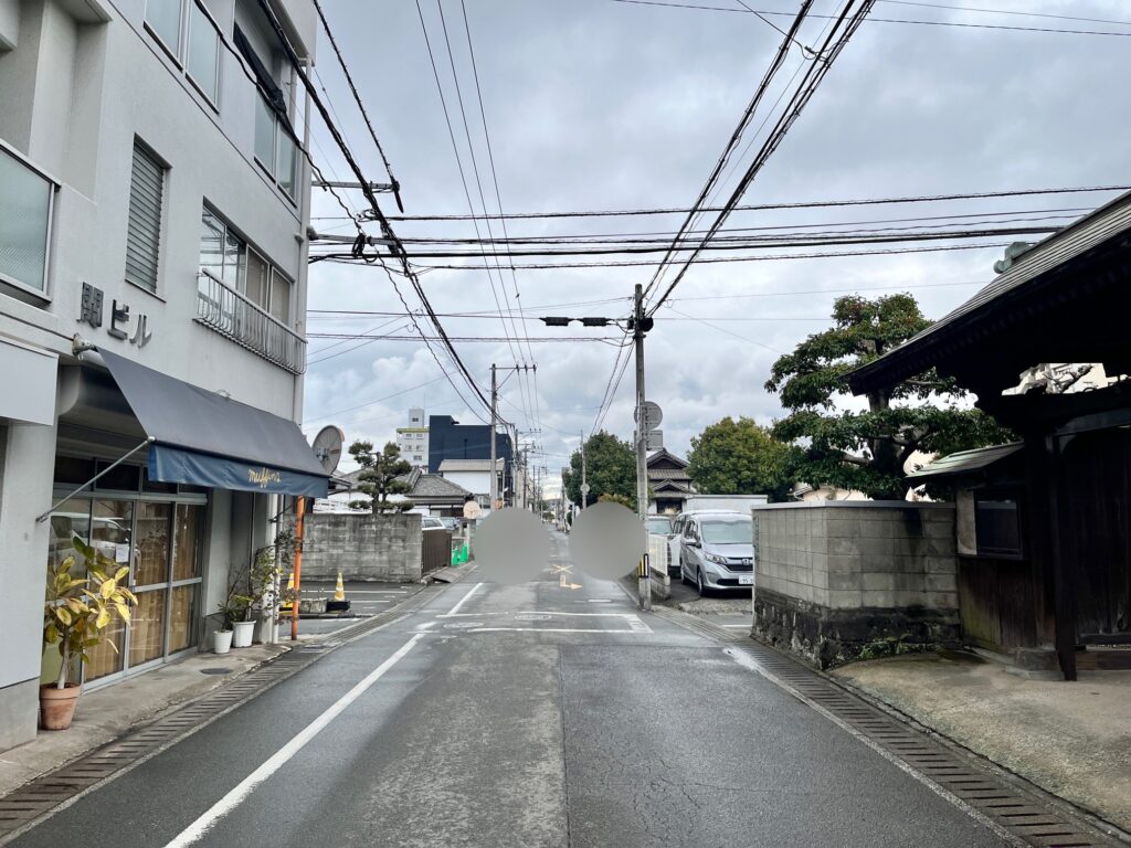 浄龍寺・マフィンズ近くの、細い路地と交わる見通しの悪い交差点