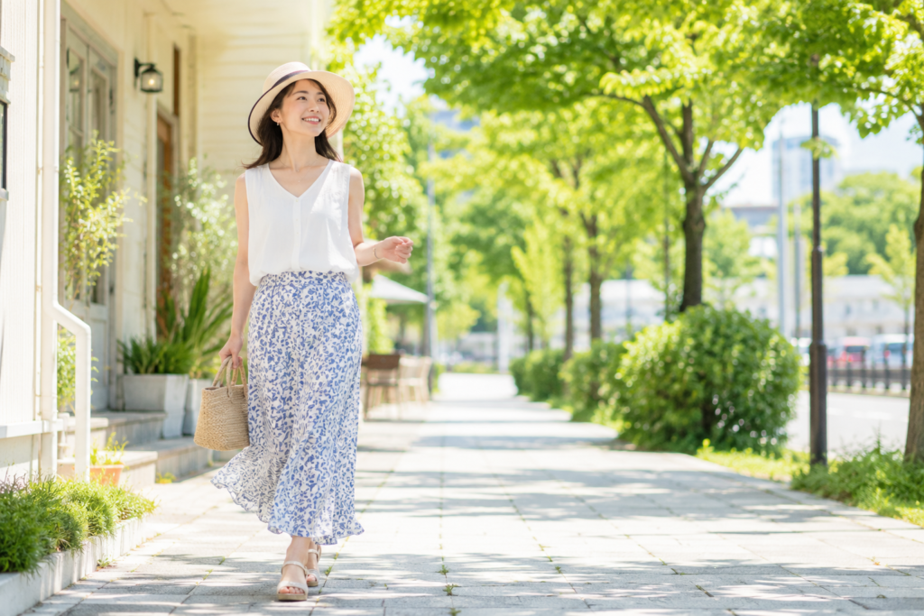 夏に女性がサンダルをはいて、嬉しそうに散歩している画像