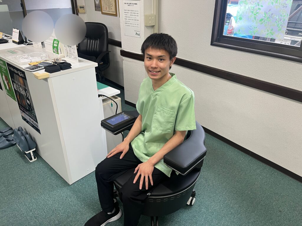パワーマグに座る大分ごとう整骨院の柔道整復師　藤澤先生