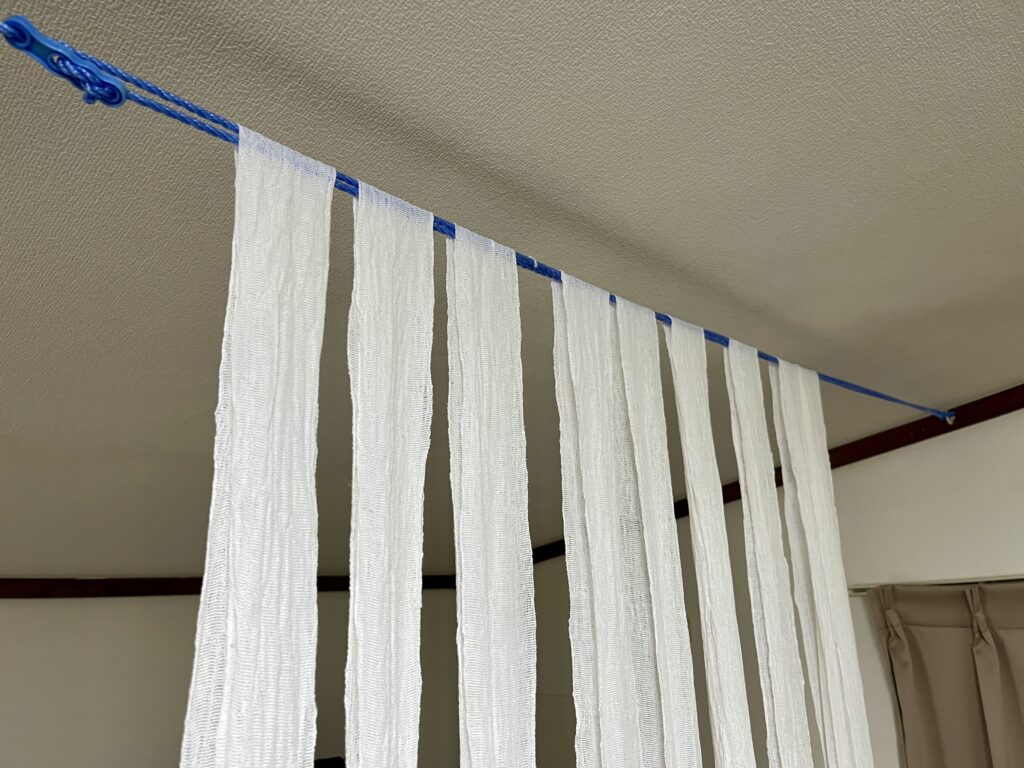 ロープに干された包帯