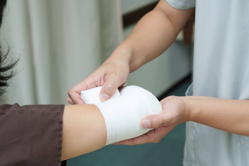 肘関節に包帯を巻いている様子