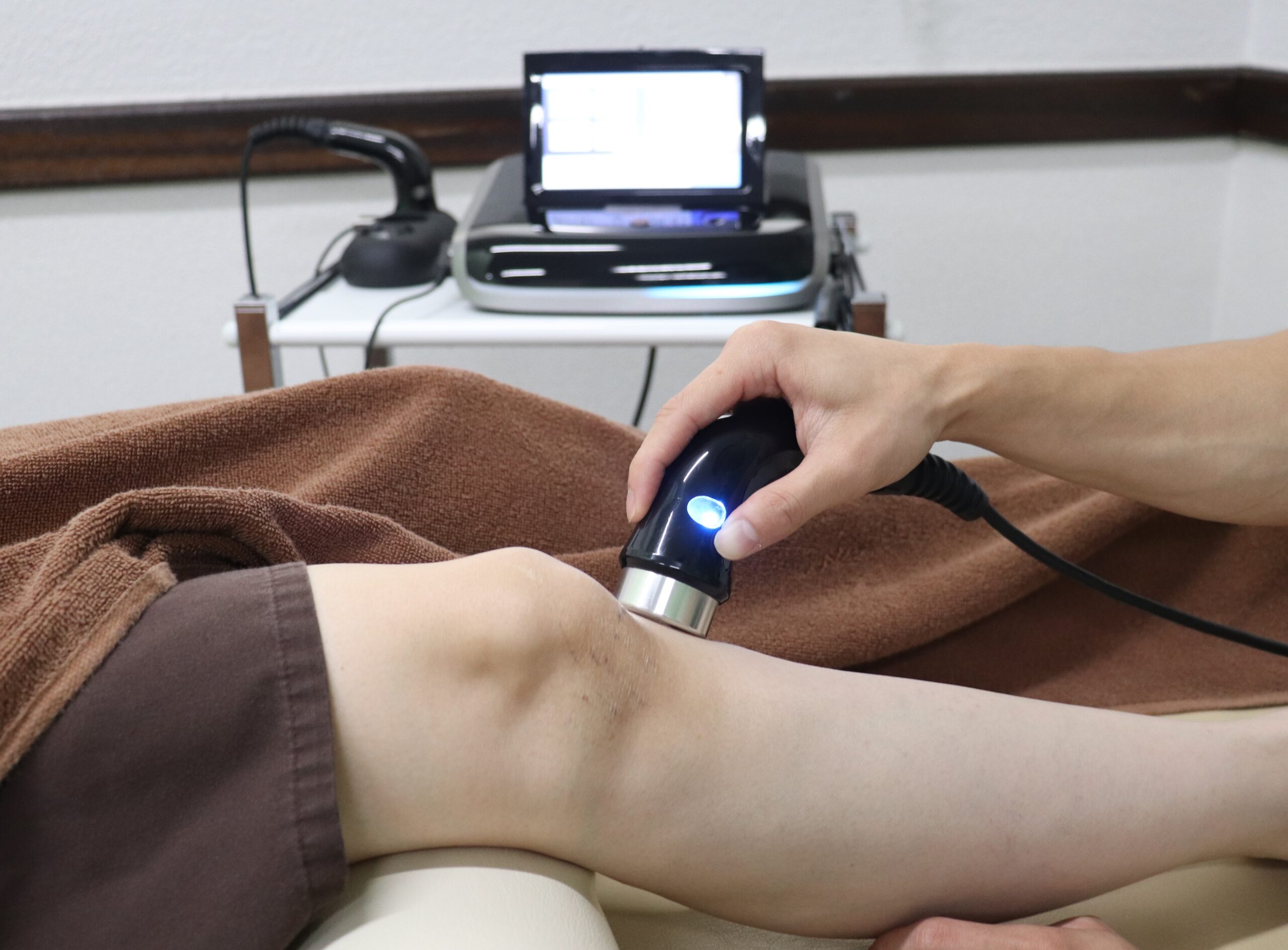 大分ごとう整骨院で膝に超音波療法を行なっている写真